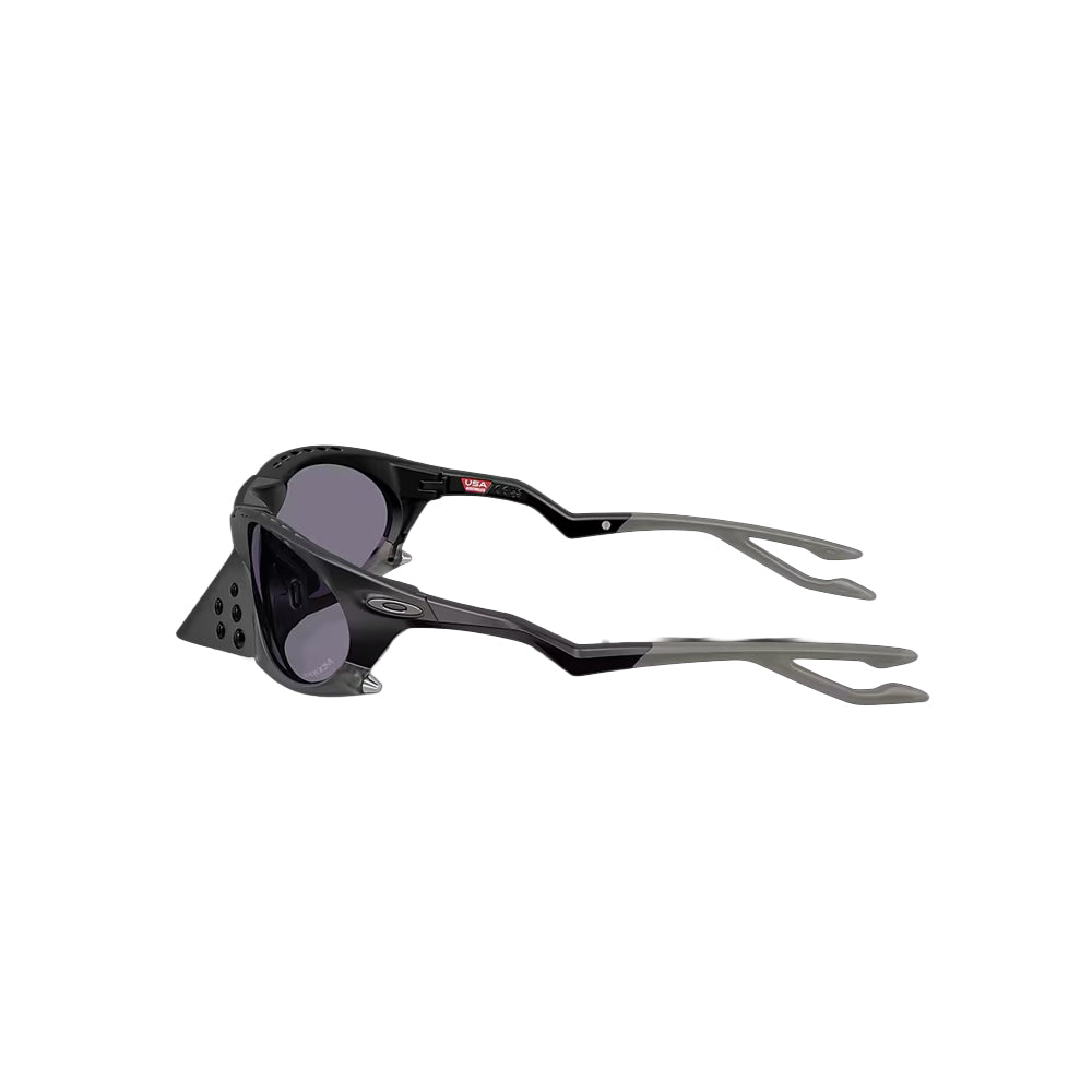 Oakley OO9437 sunglasses in black, side view