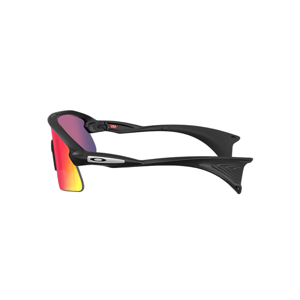 Oakley OO9517-0839 137 3F/0F sunglasses in black, side view